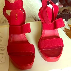 BRAND NEW NEVER WORN ALDO WEDGES
